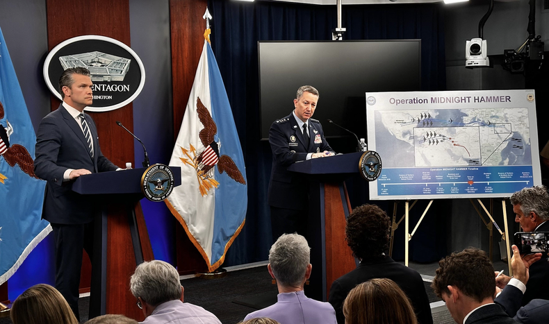 El secretario de Defensa de EE. UU., Pete Hegseth (izq.), y el jefe del Estado Mayor Conjunto, general de la Fuerza Aérea Dan Caine (der.), asisten a una conferencia de prensa en el Pentágono, en Washington, Estados Unidos, el 22 de junio de 2025