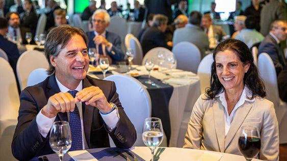 Luis Lacalle Pou y Azucena Arbeleche durante evento del Día de la Industria de la Construcción. Foto: Mauricio Zina / adhocFOTOS