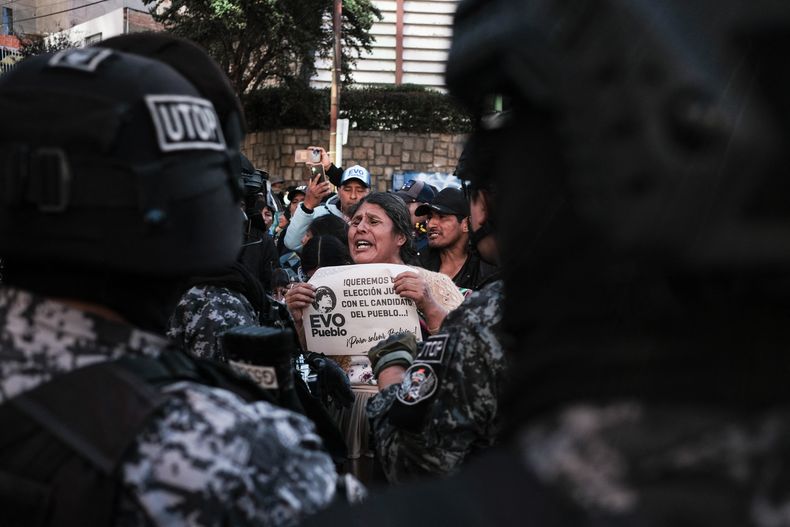 Un simpatizante del expresidente boliviano Evo Morales protesta frente a la policía durante la marcha hacia la sede del Tribunal Supremo Electoral (TSE), en La Paz, Bolivia, el 16 de mayo de 2025