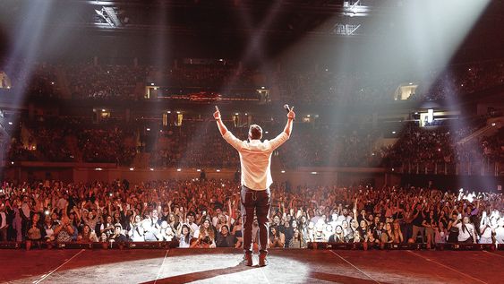 Nicolás Occhiato en su entrada al escenario celebrando con el público del Antel Arena Nicolás Occhiato en su entrada al escenario celebrando con el público del Antel Arena