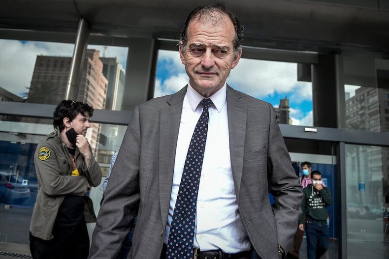 Guido Manini Ríos a la salida de Torre Ejecutiva. Foto: Javier Calvelo / adhocFOTOS