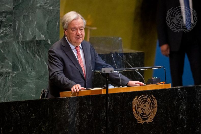 Fotografía cedida por la ONU donde aparece su secretario general, António Guterres, hablando en la sesión conmemorativa de la Asamblea General para marcar la abolición de la esclavitud y la trata transatlántica de esclavos este miércoles en la sede del organismo internacional en Nueva York.