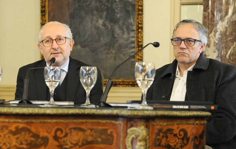 El titular del MEC Pablo da Silveira y el rector de la Udelar Rodrigo Arim, al firmar un convenio el 2 de julio en el Museo Nacional de Artes Decorativas
