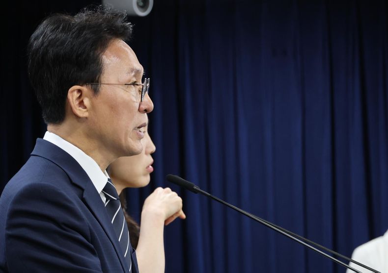 El primer ministro surcoreano, Kim Min-seok, ofrece una rueda de prensa en el complejo gubernamental de Seúl, Corea del Sur, el 17 de mayo de 2026, en la que respalda la reanudación prevista de las negociaciones entre Samsung Electronics y su sindicato ante la inminente huelga, al tiempo que advierte que el gobierno evaluará todas las posibles respuestas.