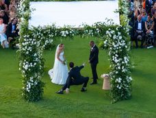 Mientras oficiaba la boda, el actor fue fotografiado haciendo la famosa pose de Spider-Man ante la pareja.
