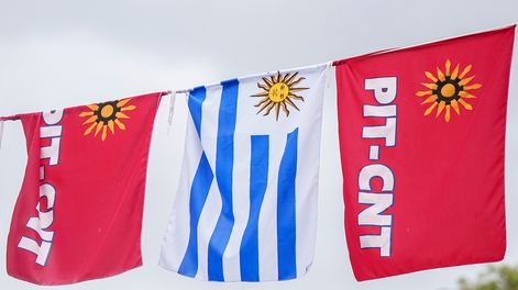 Banderas en una movilización del PIT-CNT.