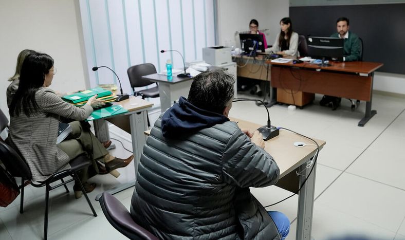 Alejandro Astesiano durante la audiencia en el Juzgado Penal en Montevideo. Foto: Javier Calvelo / adhocFOTOS