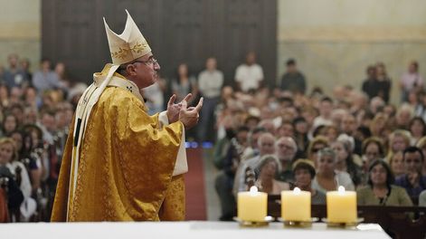 Daniel Sturla durante la celebración en 2023 de la Misa de Pascua en la Catedral de Montevideo. Foto:Javier Calvelo / adhocFOTOS