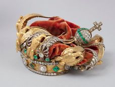 El Museo del Louvre asegura que las 56 esmeraldas de la corona siguen en su sitio y sólo faltan una decena de los 1.354 diamantes que decoraban la joya. El Museo del Louvre asegura que las 56 esmeraldas de la corona siguen en su sitio y sólo faltan una decena de los 1.354 diamantes que decoraban la joya.