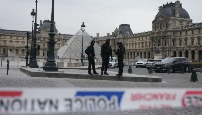 La investigación sobre el robo de joyas del Museo del Louvre continúa, tras el anuncio de la imputación de dos sospechosos, el 1 de noviembre de 2025.