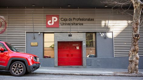 Búsqueda | Las reservas de la Caja de Profesionales se agotan en noviembre del próximo año, en el escenario más optimista. Foto: Mauricio Zina, adhocFOTOS