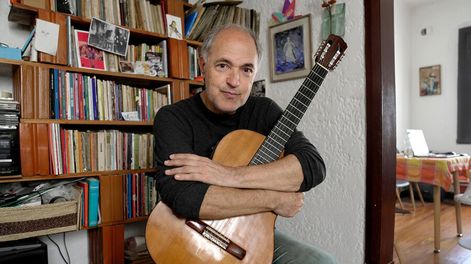 Búsqueda | Rubén Olivera en su casa, durante la entrevista con Búsqueda. Fotos: Javier Calvelo / adhocFOTOS