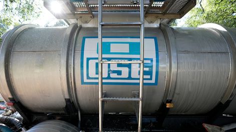 Camión de OSE en el parque Batlle