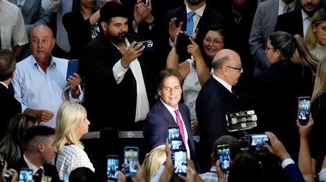 El presidente Lacalle Pou minutos antes de hablar antes de la Asamblea General. Foto: Javier Calvelo / adhocFOTOS