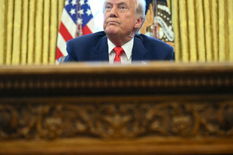 El presidente de Estados Unidos, Donald Trump, observa tras firmar una orden ejecutiva en la Oficina Oval de la Casa Blanca el 9 de abril de 2025