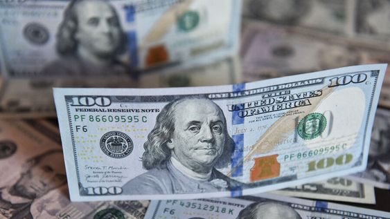 El dólar en Uruguay registró ayer una baja de precio, tendencia que algunos analistas creen que seguirá en los próximos meses. Foto: AFP