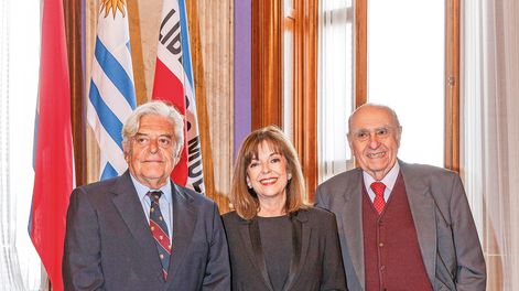 Búsqueda | Los expresidentes Luis Alberto Lacalle y Julio María Sanguinetti rodean a la subsecretaria de Educación y Cultura Ana Ribeiro