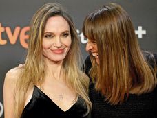 La participación de Angelina Jolie fue una de las grandes sorpresas del festival; la actriz posó junto a Alice Winocour, directora de Couture, el filme que protagoniza. La participación de Angelina Jolie fue una de las grandes sorpresas del festival; la actriz posó junto a Alice Winocour, directora de Couture, el filme que protagoniza.