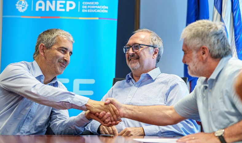 El presidente del Codicen de la ANEP, Pablo Caggiani, el presidente del Consejo de Formación en Educación, Walter Fernández Val, y el rector de la Universidad Pedagógica Nacional de Argentina, Carlos Rodríguez.