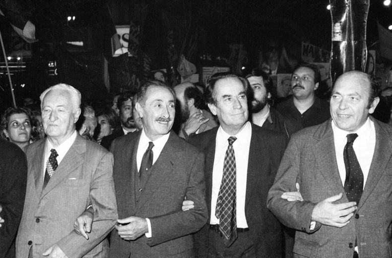 Líber Seregni y Wilson Ferrerira, junto a Juan José Crottogini y Alberto Zumarán, en la marcha de 18985 por el aniversario del golpe de Estado. Foto: CdF
