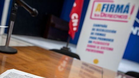 Búsqueda | Papeletas para impulsar un plebiscito sobre seguridad social durante el lanzamiento de la campaña en la sede del PIT-CNT. Foto: Mauricio Zina, adhocFOTOS