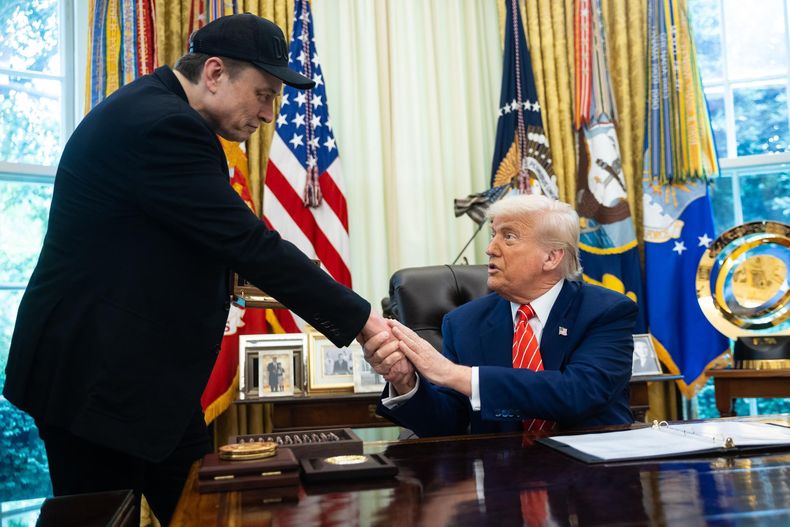 Donald Trump y Elon Musk se estrechan la mano durante una conferencia de prensa en la Oficina Oval de la Casa Blanca, 30 de mayo de 2025