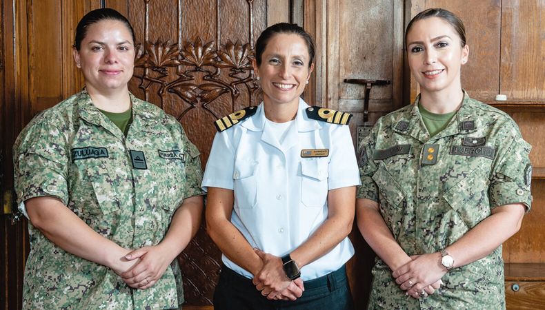 De la Armada Nacional, capitán de Fragata Valeria Sorrenti y tenientes primero de la Fuerza Aérea y del Ejército, Natalia Zuluaga y Yumae Amicone. Foto: Mauricio Rodríguez