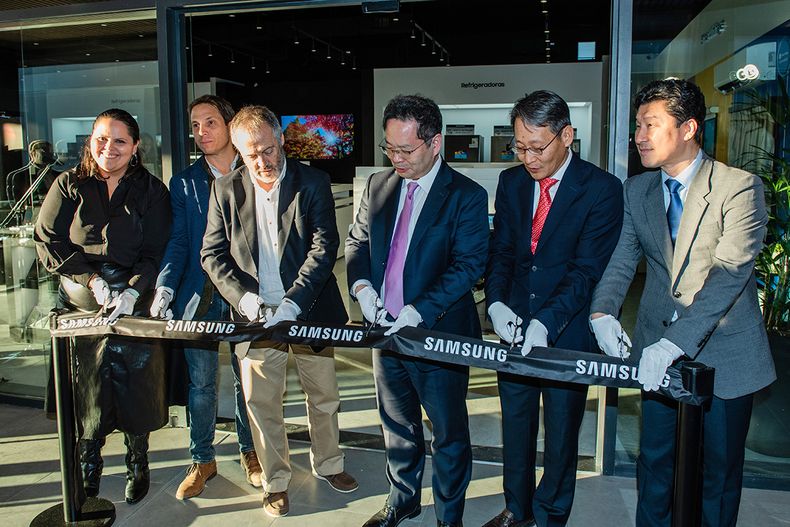 Gerenta de Marketing de Samsung Uruguay Victoria Coitiño, gerente Comercial de Visuar Manuel Luelmo, director de Samsung Uruguay Alejandro Song, presidente y CEO para Latinoamérica HS Jo, presidente de Samsung Central America y Caribe, Zezinho Lee