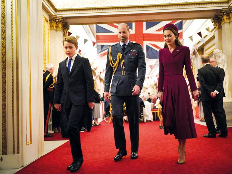 El príncipe George asistió con sus padres, los príncipes de Gales, a la recepción en el Palacio de Buckingham; también estuvo presente en el desfile junto a sus hermanos