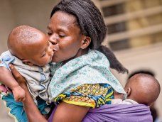 Yo soy Eduige Mapendo, tengo 32 años, estos son mis hijos, Jean y Jacques. Provengo de la región del Masisi, de la villa de Kalambairo. Cuando vinimos a Goma y los mellizos ya habían nacido, mi esposo murió. Fui violada por un vecino unas semanas después. Yo soy Eduige Mapendo, tengo 32 años, estos son mis hijos, Jean y Jacques. Provengo de la región del Masisi, de la villa de Kalambairo. Cuando vinimos a Goma y los mellizos ya habían nacido, mi esposo murió. Fui violada por un vecino unas semanas después.