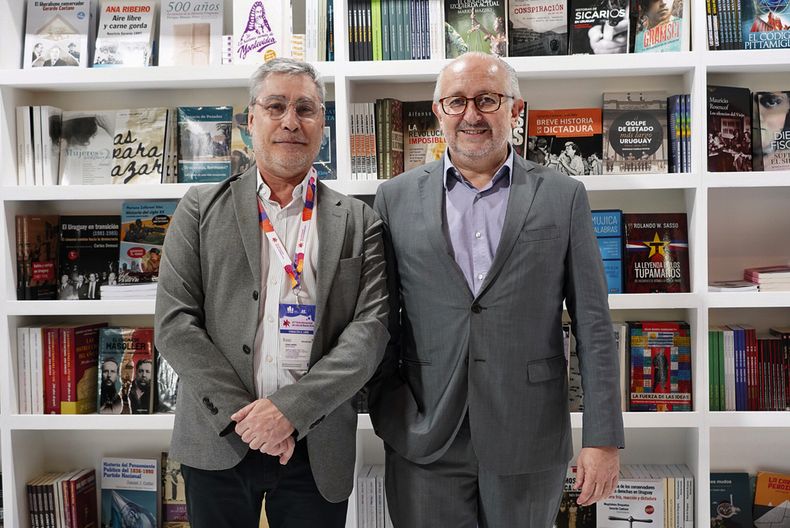 El director general de la Feria Internacional del Libro de Buenos Aires Ezequiel Martínez con el ministro de Eduación Pablo da Silveira